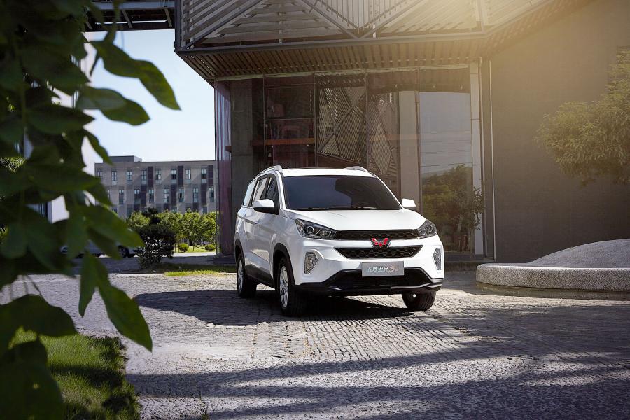  WuLing Hongguang S3 2017 года  (фото 6 из 9)